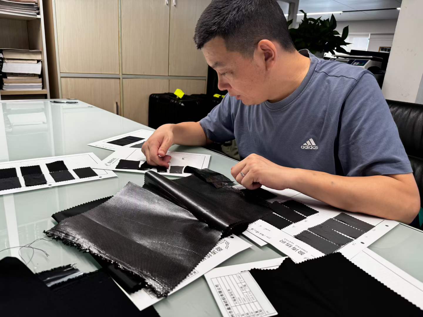 一块面料要经历多少次“考试”，才能变成一件合格的工作服？