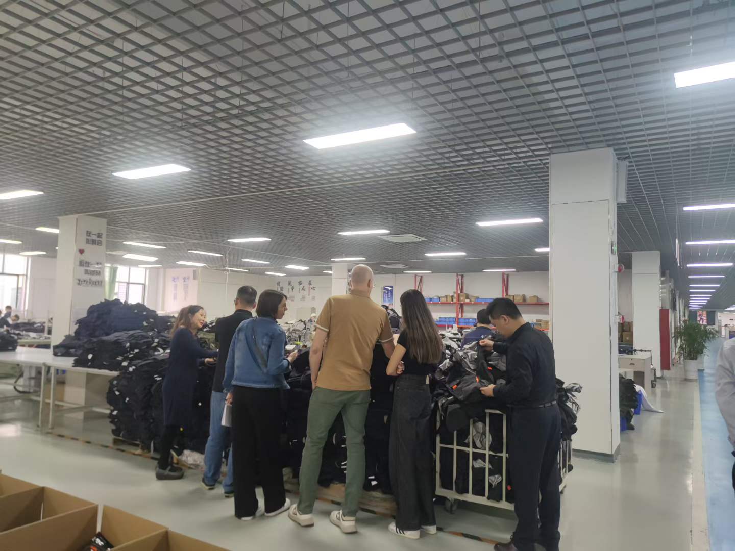 在展会上只是点头一笑，没想到后来一起走进了我们的工厂