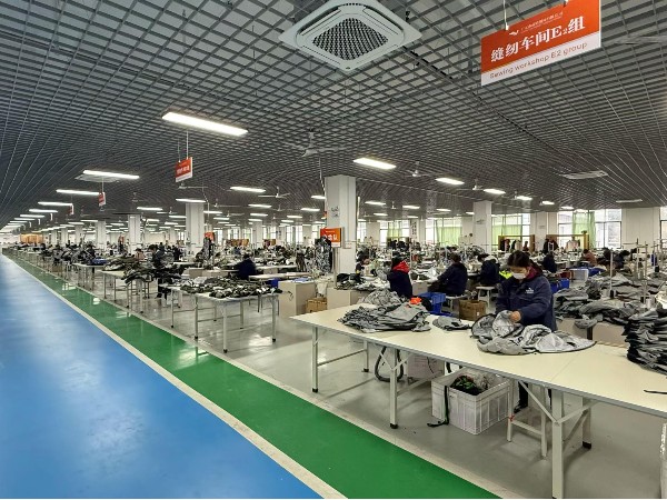 一进厂就有人笑着打招呼，这样的工厂做出来的衣服也更让人放心