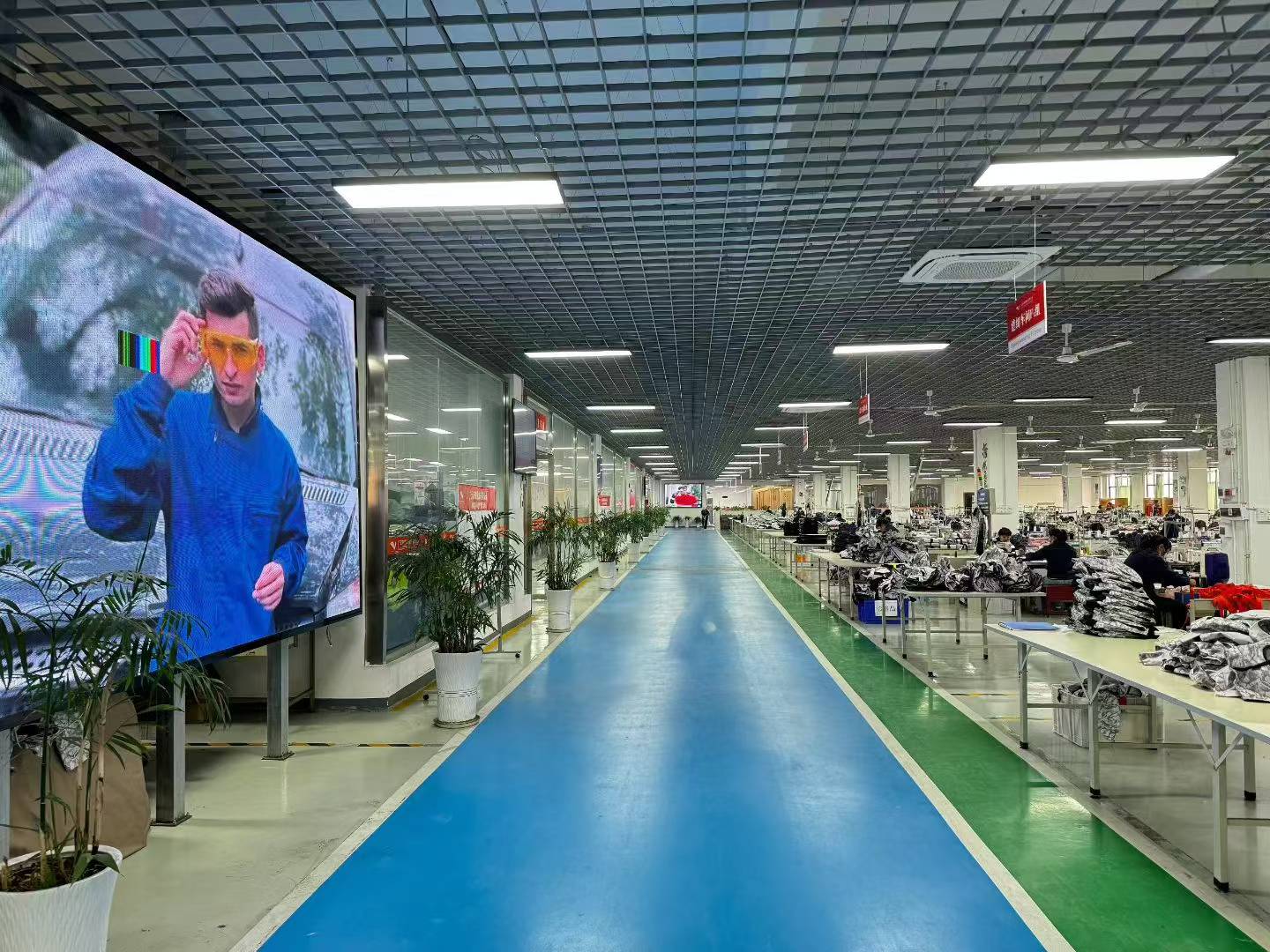 车间里那一排“哒哒哒”的声音，其实都是认真做事的人